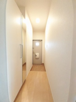 【玄関】 | メゾン・サンリット | 収納もある玄関です