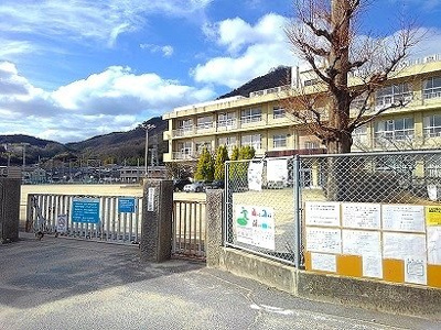 【周辺】 | ベルミニヨン | 泉小学校まで550m