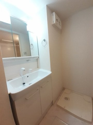 【洗面所】 | ノースカントリーＡ | 明るい洗面所です