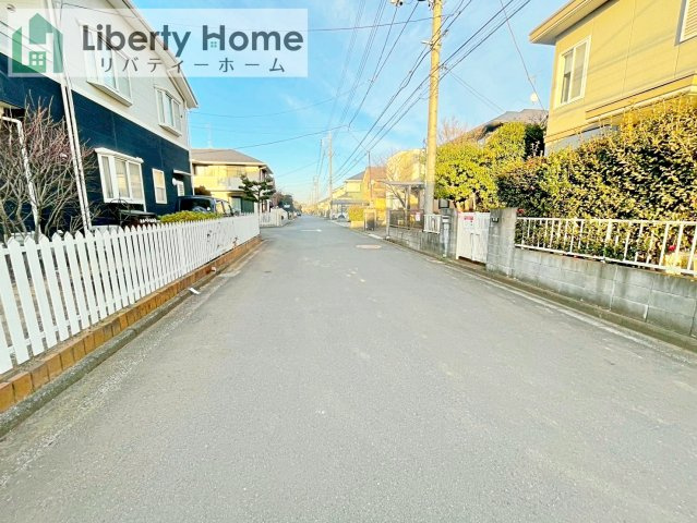 守谷市薬師台7丁目　新築戸建　B号棟の前面道路含む現地写真