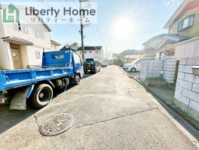 守谷市薬師台7丁目　新築戸建　B号棟の前面道路含む現地写真