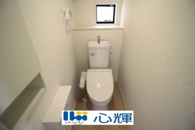 【トイレ】 | クレイドルガーデン山陽小野田市赤崎第２（１号棟） | いつまでも清潔な空間であって頂けますように、汚れをふき取り易いフロアと壁紙をチョイス致しました。