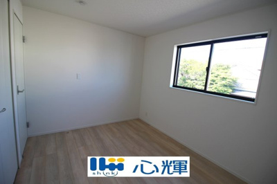 【洋室】 | クレイドルガーデン山陽小野田市赤崎第２（１号棟） | 明るさを基調とした部屋は、光を反射するので部屋を明るく美しく見せる効果もあります。