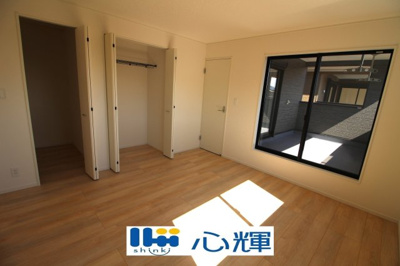 【洋室】 | クレイドルガーデン山陽小野田市赤崎第２（１号棟） | 沢山の陽の光が入る明るい室内。収納たっぷりなのでお荷物の多いご家庭でもすっきりと収納出来ます。

