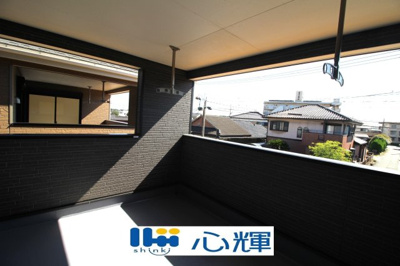 【バルコニー】 | クレイドルガーデン山陽小野田市赤崎第２（１号棟） | 日当たりのよい住宅エリアですので、多くの陽光が降り注ぎ、室内には陽だまりを生み出してくれます。