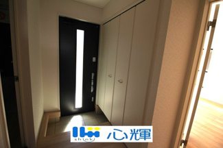 【玄関】 | クレイドルガーデン山陽小野田市赤崎第２（１号棟） | たくさんある靴もすべて収納して頂け、玄関をスッキリ綺麗な空間にまとめます。


