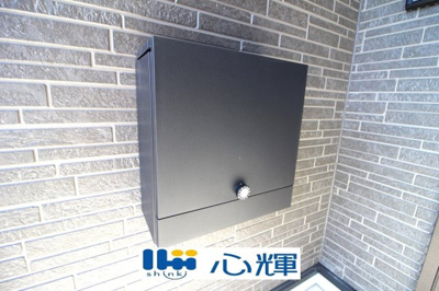 【設備】 | クレイドルガーデン山陽小野田市赤崎第２（１号棟） | 玄関に設置の宅配ボックスは外出で不在の時も荷物の受け取りが可能です♪
