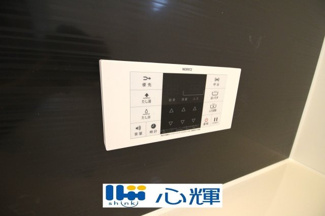 【設備】 | クレイドルガーデン山陽小野田市赤崎第２（１号棟） | 浴室内の給湯器リモコンです。直感的にわかるパネル設計なので操作も簡単です。