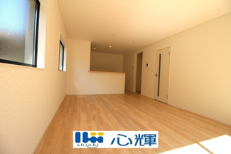 【居間・リビング】 | クレイドルガーデン山陽小野田市赤崎第２（１号棟） | 降り注ぐ陽光をいっぱいに浴び、メインライトと共に室内全体が明るい・開放感のあるＬＤＫ。