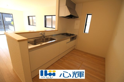 【キッチン】 | クレイドルガーデン山陽小野田市赤崎第２（１号棟） | 充分なスペースを実現したキッチン空間となっています。寛ぐ方とお料理をされる方の一体感を重視した設計。