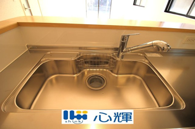 【キッチン】 | クレイドルガーデン山陽小野田市赤崎第２（１号棟） | 浄水器付きです。水栓は先端が引き出せるのでシンクの隅々まで水が届きます。


