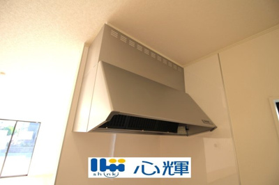 【キッチン】 | クレイドルガーデン山陽小野田市赤崎第２（１号棟） | 最新タイプのレンジフードは吸引性能も良好！お手入れもカンタンです。
