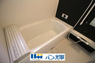 【浴室】 | クレイドルガーデン山陽小野田市赤崎第２（１号棟） | 疲れを癒す場所にふさわしい快適で清潔な空間で、心も体もオフになるリラックスタイムをお楽しみ下さい。