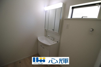 【独立洗面台】 | クレイドルガーデン山陽小野田市赤崎第２（１号棟） | 平日の朝であっても落ち着きと寛ぎを感じられ、スムーズに身支度が完了します。