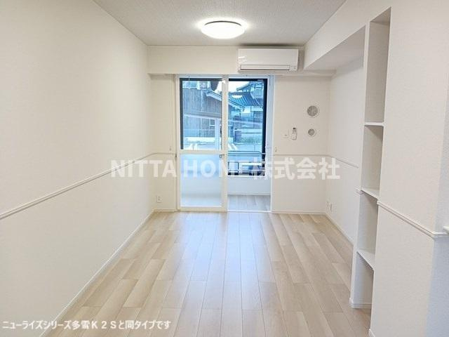 モルゲン・チェーロの居間・リビング|【完成イメージ】１２．５帖のリビングルームは南東向きのサンルーム付きです◇