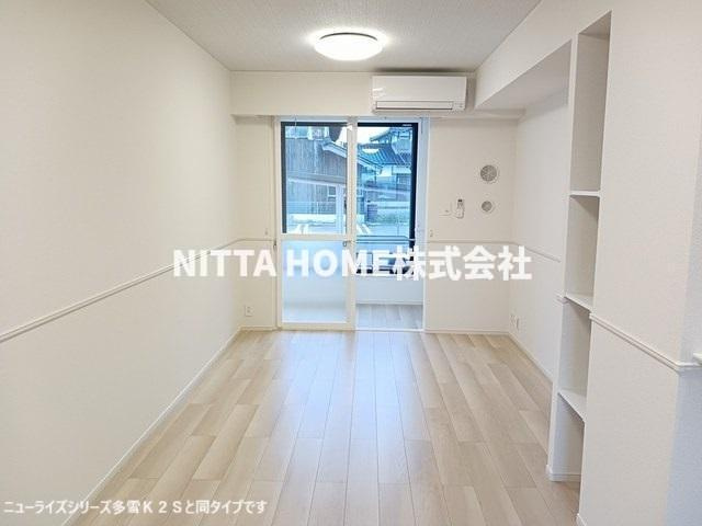 モルゲン・チェーロの居間・リビング|【完成イメージ】１２．５帖のリビングルームは南東向きのサンルーム付きです◇