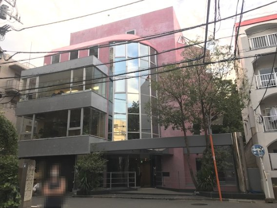 アカデミービルの外観