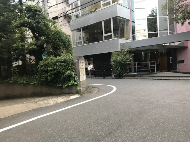 アカデミービルの外観