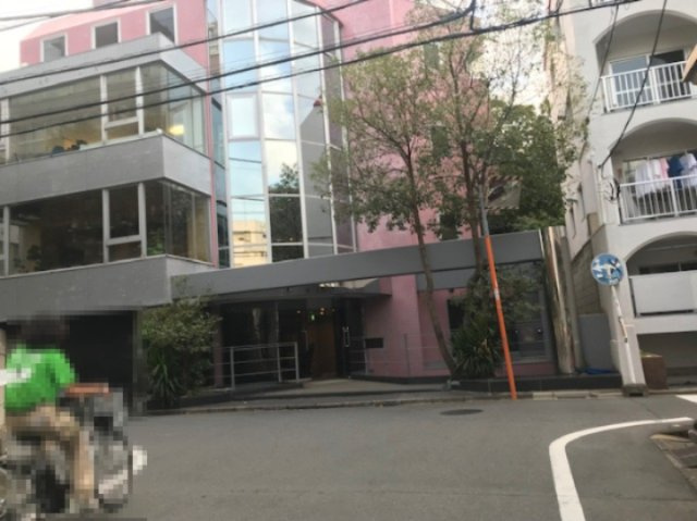 アカデミービルの外観