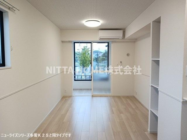 モルゲン・チェーロの居間・リビング|【完成イメージ】１２．５帖のリビングルームは南東向きのサンルーム付きです◇