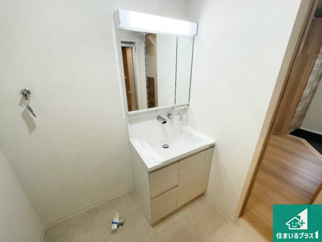 宝塚市今里町　中古一戸建ての独立洗面台|清潔感のある洗面台です。フラットな鏡は掃除がしやすく毎日清潔！鏡裏には収納があるのでスッキリとした洗面台が保てます。