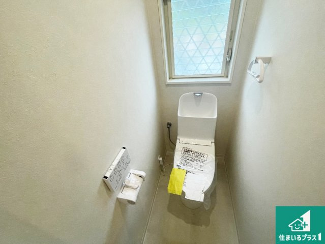 宝塚市今里町　中古一戸建てのトイレ|1・2階の2ヶ所にあるので、朝の忙しい時間の順番待ちもなく、深夜の利用にも大変便利です。