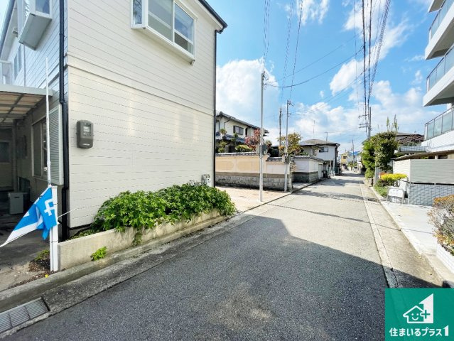 宝塚市今里町　中古一戸建ての前面道路含む現地写真|周辺は閑静な住宅街！前面道路広々で車の出し入れも便利です。駐車が苦手な方でも安心して車庫入れできます！
