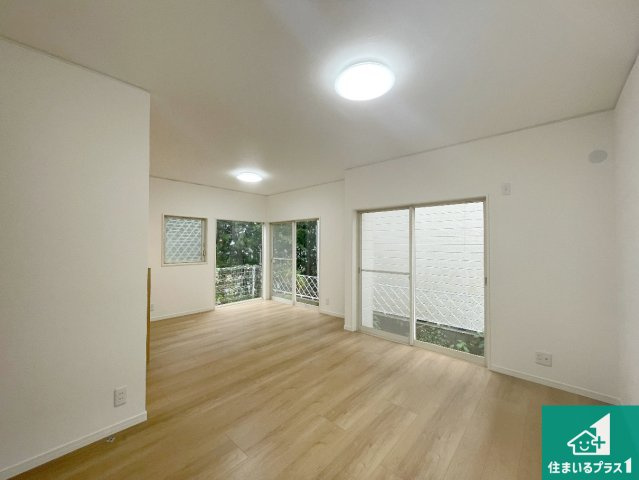 宝塚市今里町　中古一戸建ての居間・リビング|日当たり良好の明るいリビングで朝の目覚めもスッキリできそう！対面キッチンでご家族のコミュニケーションも自然と増える設計！小さなお子様が遊ぶスペースを作っても広々とくつろげるLDK！