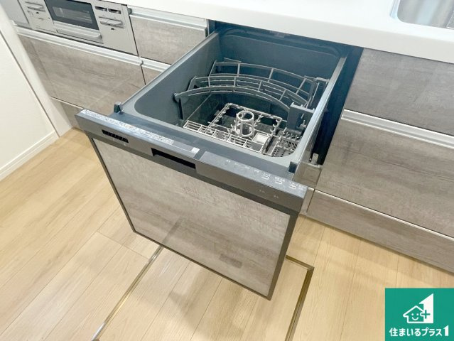 宝塚市今里町　中古一戸建ての設備|食事後の一仕事、食器洗いをボタン一つでお任せできちゃいます！場所を取らないビルトイン式なので、お料理スペースもしっかり確保！