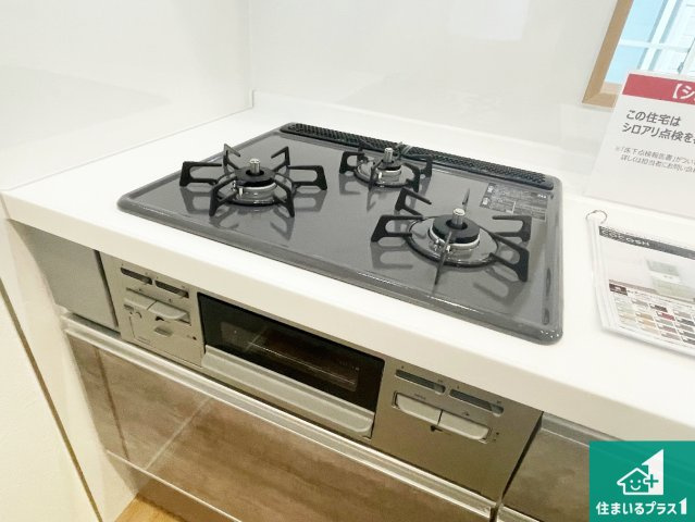 宝塚市今里町　中古一戸建ての設備|ダブル高火力Ｓｉセンサー付きコンロ！３口あるので、まとめて料理をする時も大活躍！
