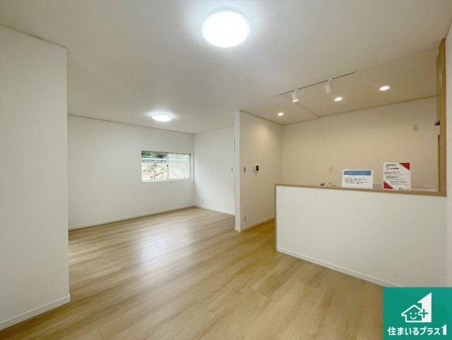 宝塚市今里町　中古一戸建ての居間・リビング|日当たり良好の明るいリビングで朝の目覚めもスッキリできそう！対面キッチンでご家族のコミュニケーションも自然と増える設計！小さなお子様が遊ぶスペースを作っても広々とくつろげるLDK！