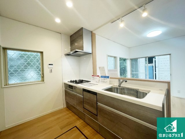 宝塚市今里町　中古一戸建てのキッチン|リビングと統一感があり、使い勝手のいいキッチン。広々としているので、二人並んで作業が出来ちゃいます。お子様と一緒に色々なお料理に挑戦できるスペースがあります。