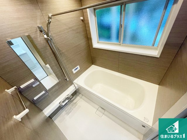 宝塚市今里町　中古一戸建ての浴室|足をゆったり伸ばして寛げる浴槽です。窓が設けられていますので差し込む光が明るく穏やかな雰囲気にしてくれます♪浴室乾燥機も設置しているので、雨の日の洗濯物も安心です♪