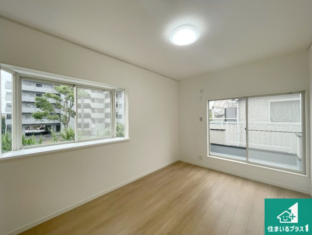 宝塚市今里町　中古一戸建ての洋室|寝室は心地よい眠りについてもらいたくて、シンプルかつ開放的な空間な設計にしています！大きな窓から差し込む日が心地いいです♪