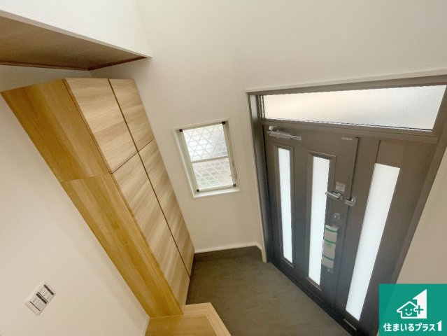 宝塚市今里町　中古一戸建ての玄関|シューズボックスにはたくさんの靴が収納できるので玄関周りはいつもスッキリ！ご家族が増えても安心！