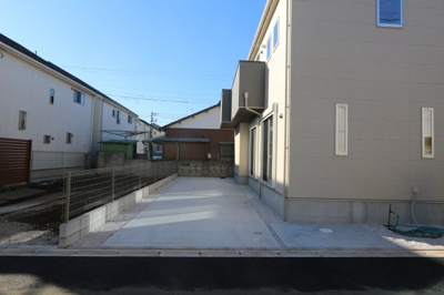 【外観】 | 【Excellent Court】小平市津田町１期 | 小学校まで徒歩3分。お子様の足でもラクラクの距離。パパママも安心の立地ですね。周辺はスーパーやコンビニ、ドラッグストアが点在し暮らし便利です。日々のお買い物が便利な環境です♪