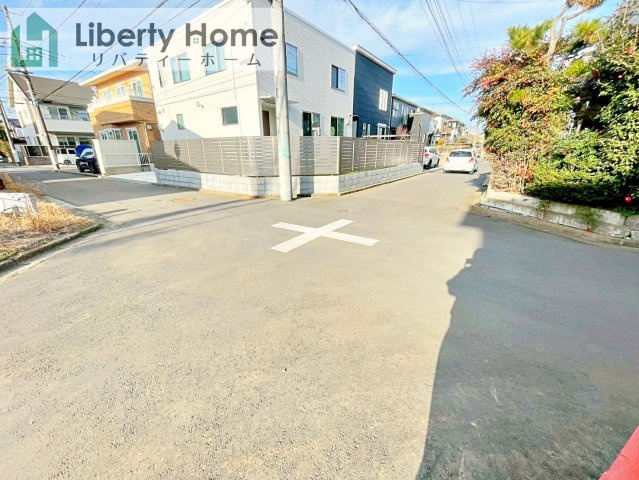 守谷市松ケ丘5期　新築戸建　1号棟の前面道路含む現地写真