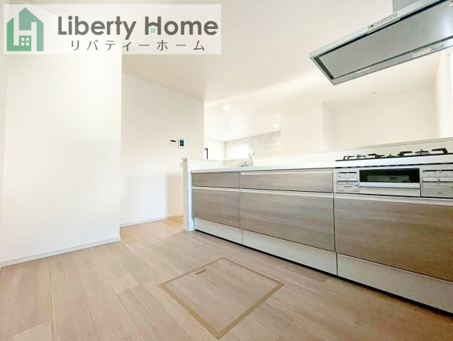 守谷市松ケ丘5期　新築戸建　1号棟の前面道路含む現地写真