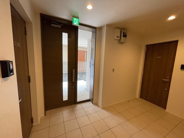 Celeste Kugenumaのロビー