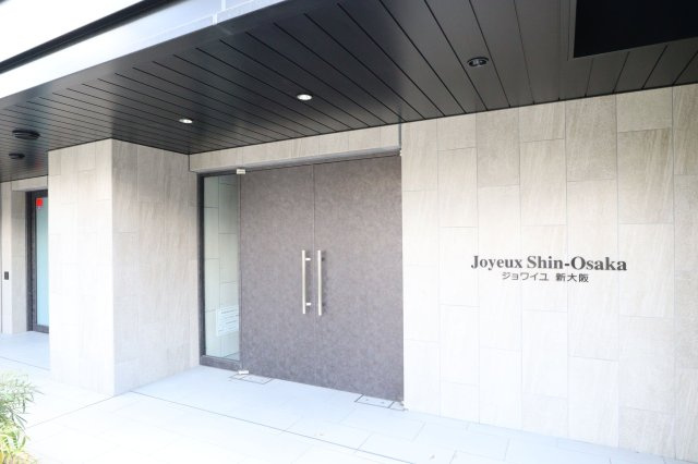 ジョワイユ新大阪のエントランス
