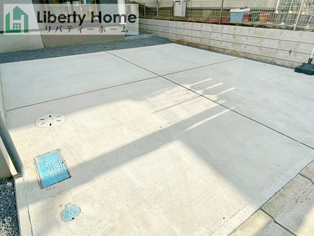 守谷市松ケ丘5期　新築戸建　2号棟の駐車場