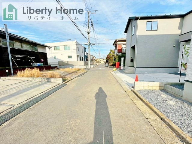 守谷市松ケ丘5期　新築戸建　2号棟の前面道路含む現地写真
