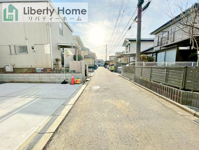 守谷市松ケ丘5期　新築戸建　2号棟の前面道路含む現地写真