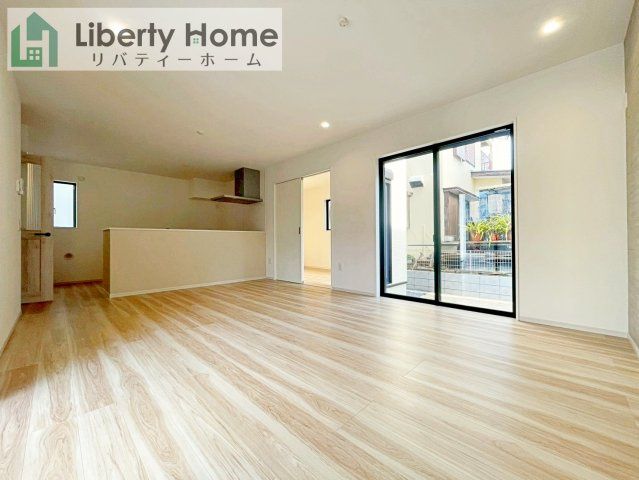 守谷市松ケ丘5期　新築戸建　2号棟の居間・リビング