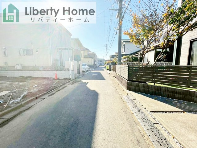 守谷市松ケ丘5期　新築戸建　2号棟の前面道路含む現地写真