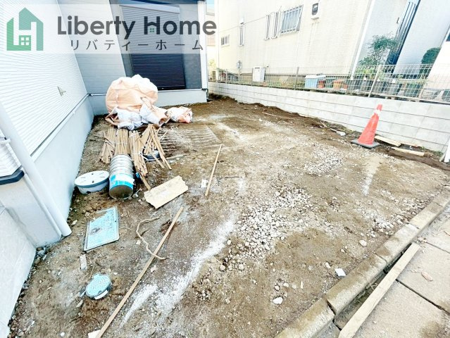 守谷市松ケ丘5期　新築戸建　2号棟の前面道路含む現地写真