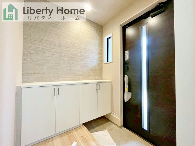 守谷市松ケ丘5期　新築戸建　2号棟の玄関