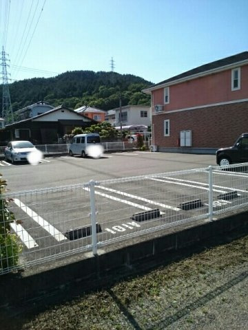 アクア・サイド・ヴィオラＢの駐車場
