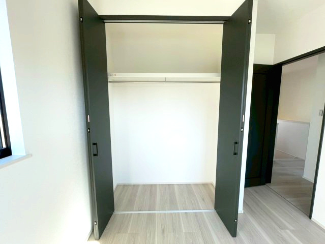 マ・メゾン　佐伯区海老園3丁目　№102の収納|納戸5.2帖内収納
