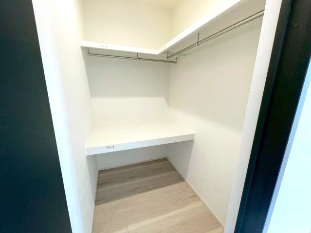 マ・メゾン　佐伯区海老園3丁目　№102の収納|２階廊下
ファミリークローク付き